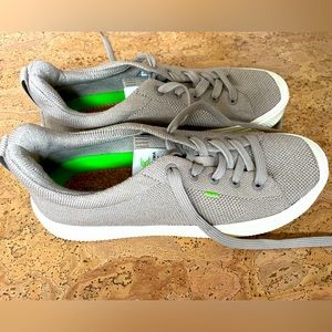 New! Super comfy sustainable sneakers from Cariuma. New $98. Size 8. Unworn.
